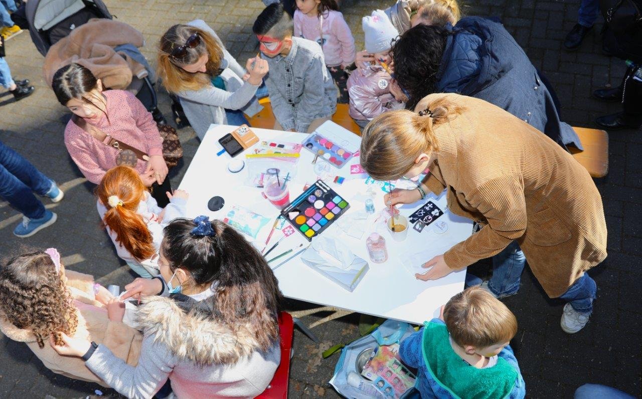 Frühlingsfest im Flüchtlingscafé (c) Robert Scheuermeyer